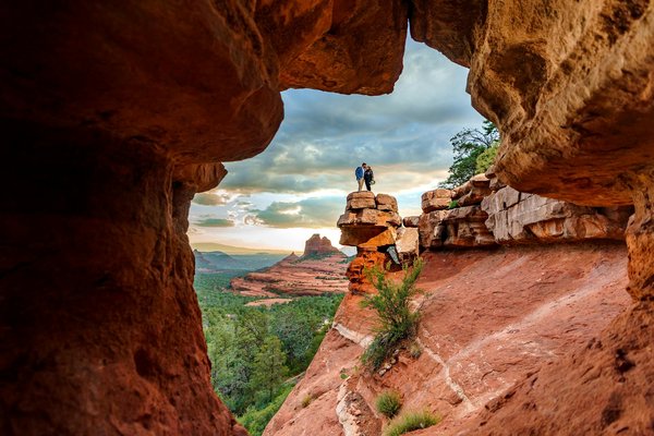 Escapade Romantique en Train : Une Nouvelle Aventure pour les Jeunes Mariés à Explorer